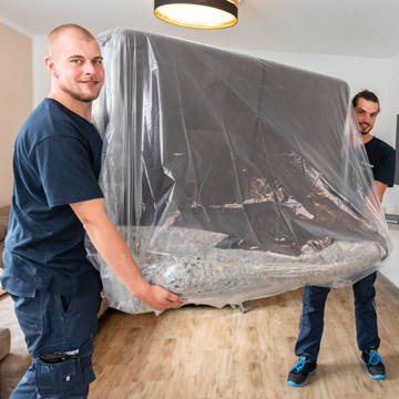 Die letzte Meile im Versand sperriger Güter ist keine Standardaufgabe. Wo Paketzusteller an ihre logistischen oder physischen Grenzen stoßen, beginnt das Einsatzfeld des 2-Mann-Handling. Bei der Lieferung großer Haushaltsgeräte, Möbel oder Unterhaltungselektronik entscheiden nicht nur Transportvolumen und Gewicht über die Komplexität. Auch das Szenario vor Ort – enge Treppenhäuser, fehlende Aufzüge, empfindliche Oberflächen sowie baulich integrierte Altgeräte sind herausfordernd für eine reibungslose Organisation. Wir erklären, worauf es bei einem durchdachten Ablauf im 2-Mann-Handling ankommt und welche Erfolgsfaktoren einen sicheren und kundenorientierten Prozess ermöglichen.